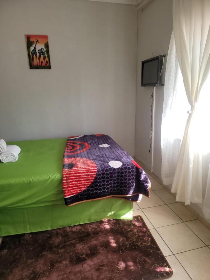 Guest House Florida Lake Roodepoort Buitenkant foto