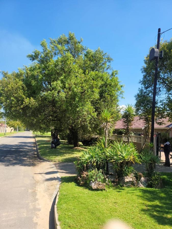 Guest House Florida Lake Roodepoort Buitenkant foto